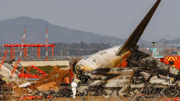 El letal error de los pilotos en el accidente de avión con 179 muertos en Corea del Sur (y las críticas de las familias de las víctimas a la investigación)