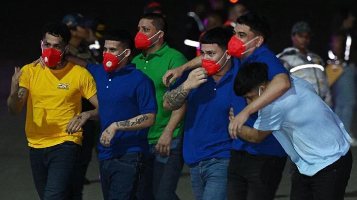 Bukele devuelve a Caracas a los migrantes deportados por EE.UU. a El Salvador a cambio de la liberación de 10 estadounidenses y decenas de presos venezolanos