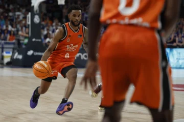 Jean Montero mejora su contrato con el Valencia Basket hasta 2028