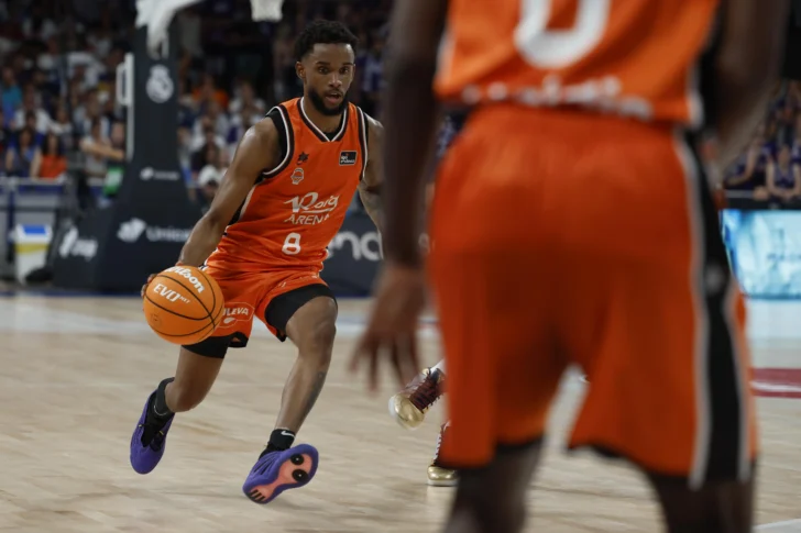 Jean Montero mejora su contrato con el Valencia Basket hasta 2028