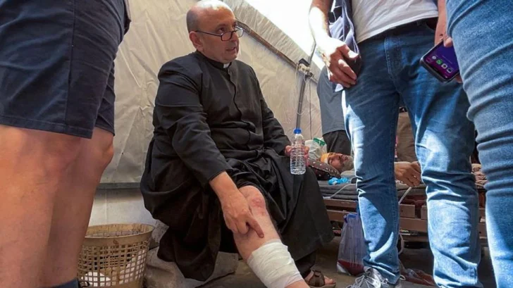 Israel ataca la única iglesia católica de Gaza, matando a 3 personas e hiriendo al cura argentino de la parroquia