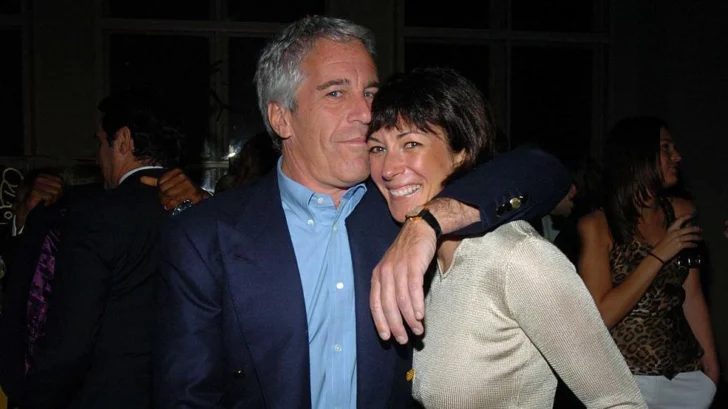 Quién es Ghislaine Maxwell, la mujer condenada a 20 años de prisión por tráfico sexual de menores a la que la Fiscalía de EE.UU. quiere volver a interrogar por el caso de Jeffrey Epstein
