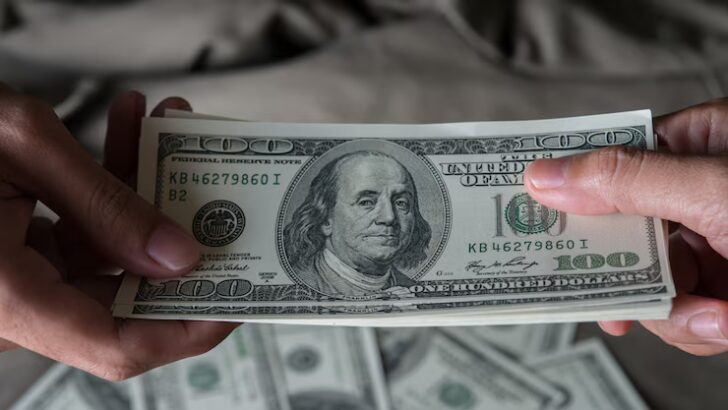 El dólar se cambia este viernes para la venta a 61.01 pesos