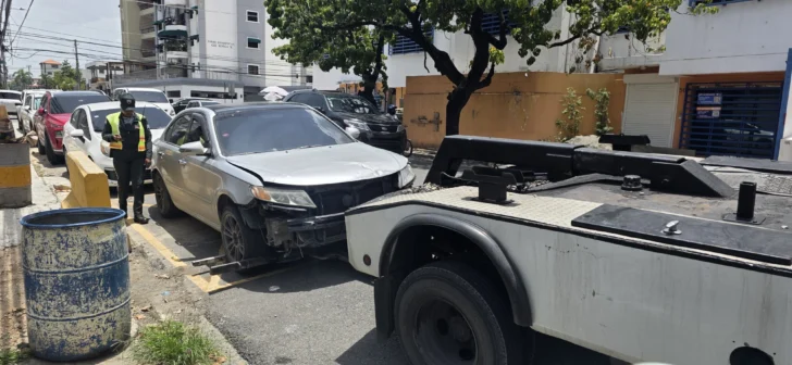 Autoridades retiran de avenidas y calles vehículos pesados obstaculizan vías