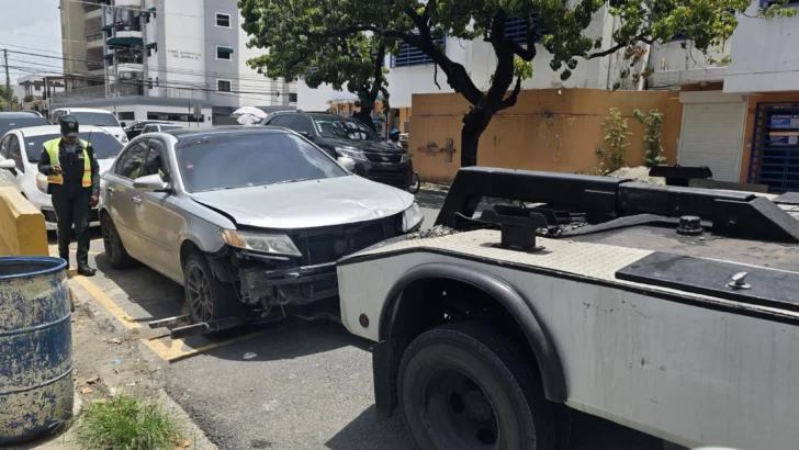 Autoridades retiran de avenidas y calles vehículos pesados obstaculizan vías
