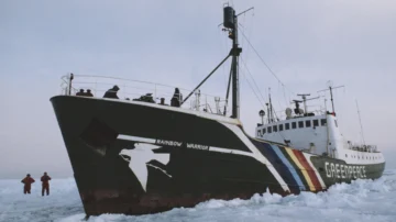 El día en que el servicio secreto de Francia hundió el Rainbow Warrior, el buque de Greenpeace que protestaba contra las pruebas nucleares en el Pacífico