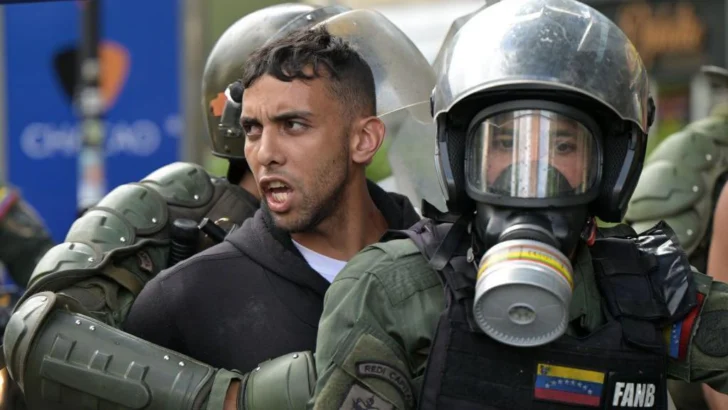 'Una dinámica perversa de puerta giratoria': las denuncias de nuevos arrestos en Venezuela tras la liberación de un grupo de presos