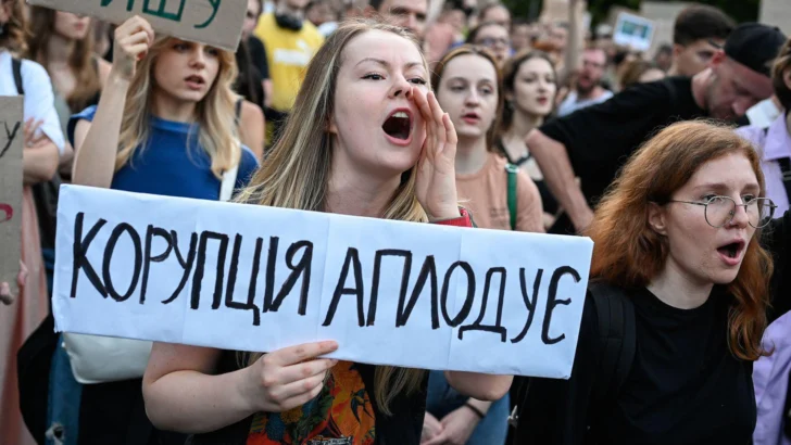 Las protestas contra la ley firmada por Zelensky que debilita las agencias anticorrupción de Ucrania