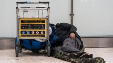 'Prefiero dormir aquí que en la calle': los migrantes y personas sin hogar que encontraron un refugio en el aeropuerto de Madrid durante meses