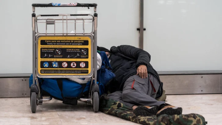 "Prefiero dormir aquí que en la calle": los migrantes y personas sin hogar que encontraron un refugio en el aeropuerto de Madrid durante meses