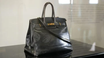La curiosa historia de la primera Birkin de Hermès, el bolso que rompió el récord al venderse por más de US$10 millones