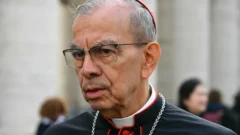 Un cardenal salvadoreño pide que Bukele informe sobre los venezolanos presos en El Salvador