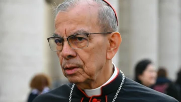 Un cardenal salvadoreño pide que Bukele informe sobre los venezolanos presos en El Salvador