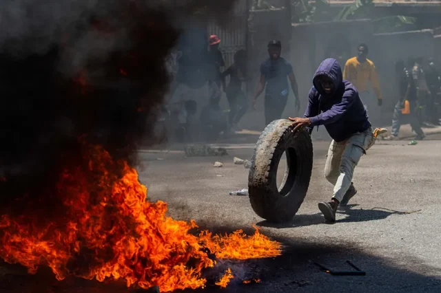  Manifestantes en Puerto Príncipe, Haití, el 2 de abril de 2025 Clarens SIFFROY/ AFP