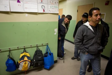 Aterrados por las redadas, los migrantes de Los Ángeles se encierran en casa