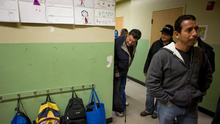 Aterrados por las redadas, los migrantes de Los Ángeles se encierran en casa
