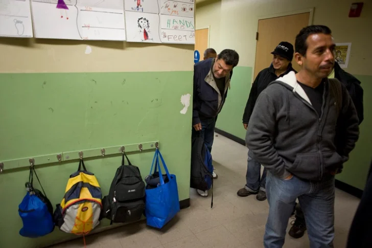 Aterrados por las redadas, los migrantes de Los Ángeles se encierran en casa