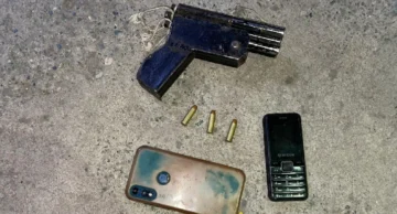 Ejército detiene a haitiano que portaba arma de seis cañones y entrega a Migración a otros 16