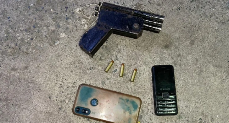Ejército detiene a haitiano que portaba arma de seis cañones y entrega a Migración a otros 16