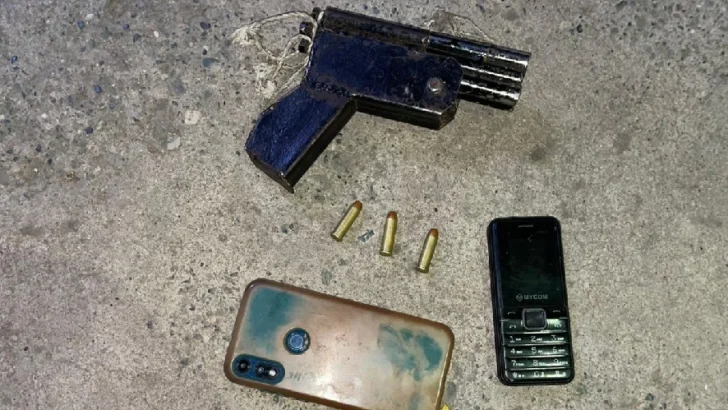 Ejército detiene a haitiano que portaba arma de seis cañones y entrega a Migración a otros 16