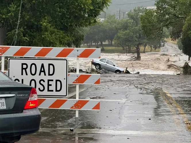 Decenas de desaparecidos y 13 muertos en inundaciones en Texas