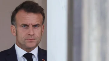 Tensión Francia – Argelia: Macron busca limitar visas diplomáticas ante diferencias migratorias