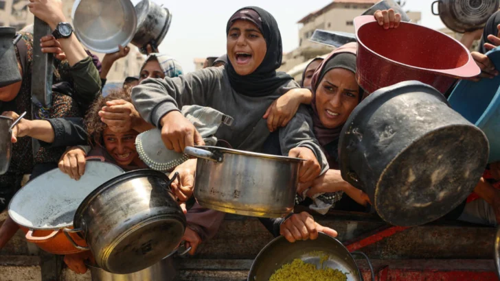 Grupos de ayuda internacional afirman que nuevas normas israelíes impiden entregar suministros a Gaza