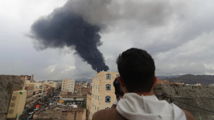 Israel ataca posiciones de los rebeldes hutíes de Yemen en la capital Saná