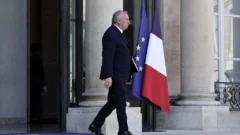 Bayrou arranca una semana clave para su difícil supervivencia en Francia
