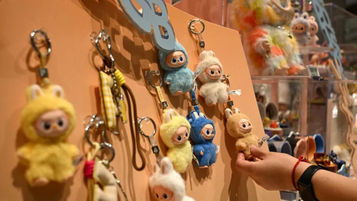 El gigante Pop Mart lanza las mini Labubu, símbolo de las ambiciones de la economía china