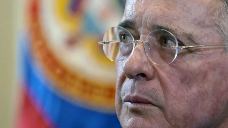 Por qué Álvaro Uribe fue condenado a 12 años de prisión domiciliaria y qué pasa ahora tras el histórico fallo en Colombia