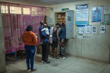  Pacientes haciendo fila en la farmacia del Hospital Makadara. Crédito...Brian Otieno para The New York Times