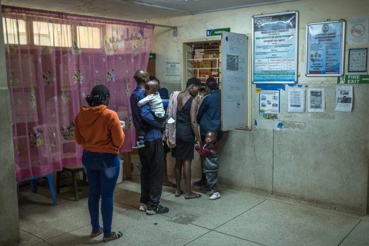  Pacientes haciendo fila en la farmacia del Hospital Makadara. Crédito...Brian Otieno para The New York Times