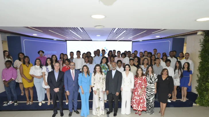 Voluntariado Banreservas entrega 84 becas universitarias a bachilleres sobresalientes de escuelas públicas