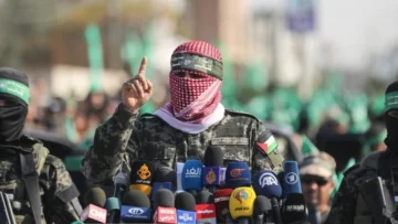 Israel asegura haber matado a Abu Obeida, el vocero del brazo armado de Hamás, mientras que el grupo palestino denuncia que decenas de civiles murieron en la operación