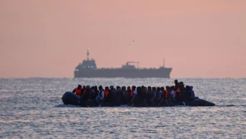 Reino Unido devuelve los primeros migrantes irregulares a Francia bajo acuerdo bilateral uno por uno