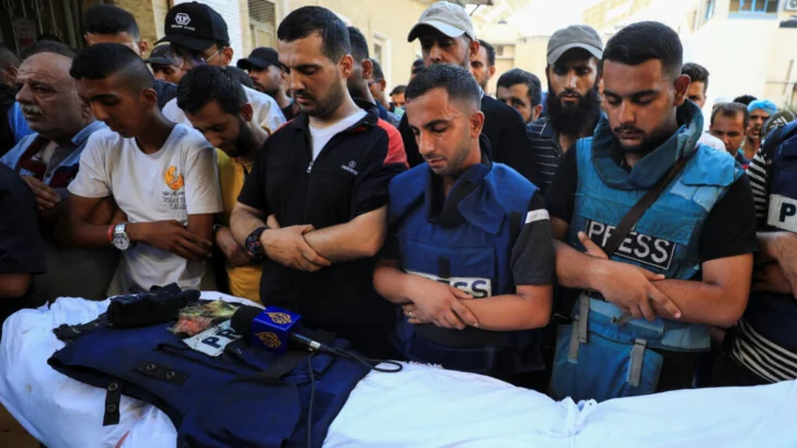 Condena por asesinato de cinco periodistas de Al Jazeera en Gaza; reportan los bombardeos más fuertes en semanas