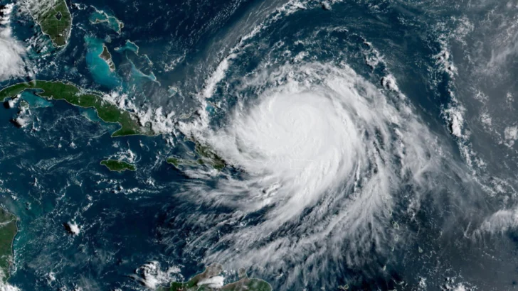 El huracán Erin decrece a categoría 3: sigue la alerta en el Caribe y la costa este de EE. UU.