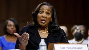 Lisa Cook desafía a Trump tras ser despedida de la Reserva Federal: No renunciaré