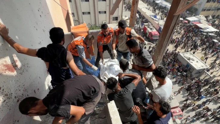 Israel mata al menos 15 personas, incluidos cuatro periodistas, en ataques contra un hospital en Gaza