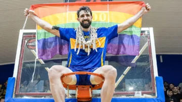 'Salí del closet porque no podía más': el basquetbolista gay que se proclamó campeón de Argentina con su equipo y lo celebró con la bandera arcoíris