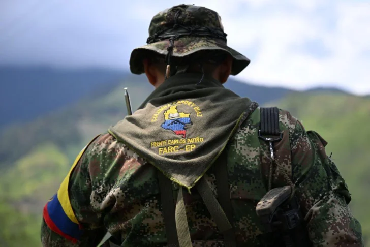 Cuáles son los dos grupos de las disidencias de las FARC señalados como responsables de los atentados que dejaron 19 muertos en Colombia