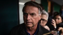 Ordenan prisión domiciliaria para Bolsonaro en Brasil en medio de la disputa con EE.UU. por el caso del expresidente