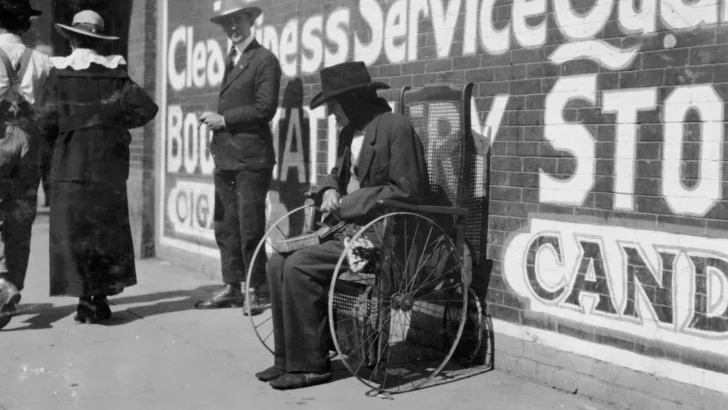 Qué fueron las 'leyes feas', las normas con las que EE.UU. penalizó la 'fealdad' y persiguió a los pobres y a los discapacitados
