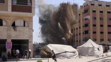 Israel continúa sus ataques sobre la Ciudad de Gaza, dispuesto a desplegar cinco divisiones del ejército