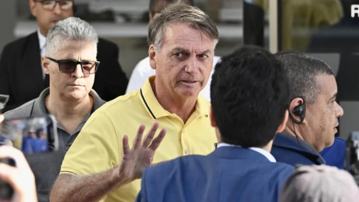 Bolsonaro regresa a prisión domiciliaria tras exámenes médicos a semanas de su veredicto