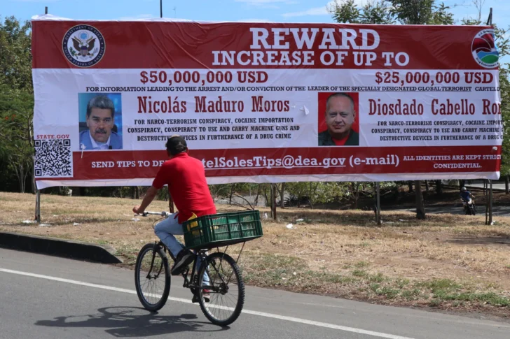  VILLA DEL ROSARIO (COLOMBIA), 23/08/2025.- Un hombre observa una valla de recompensa con la imagen del presidente de Venezuela, Nicolás Maduro, y del ministro de Relaciones Interiores de Venezuela, Diosdado Cabello, en Villa del Rosario (Colombia). Lado colombiano de la frontera con la nación caribeña. EFE/ Mario Caicedo