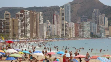 La fascinante historia de Benidorm, el pueblo de pescadores que terminó convertido en la ciudad española con más rascacielos