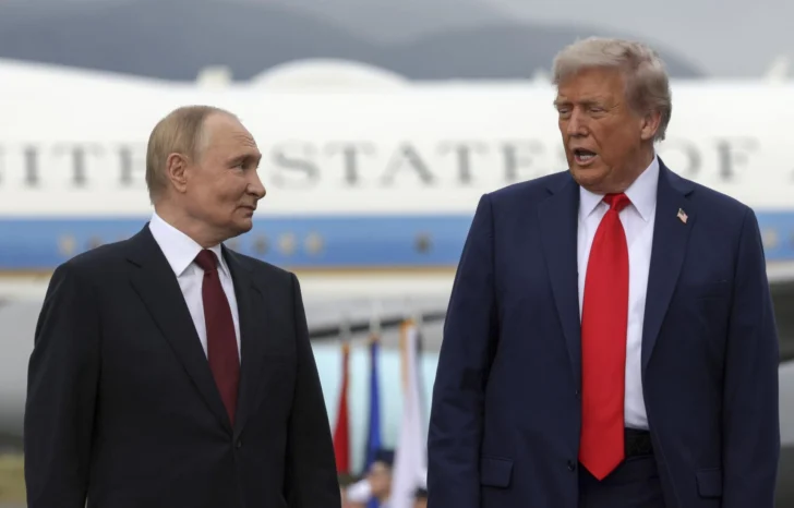 Encuentran documentos confidenciales en Alaska sobre la cumbre Putin-Trump