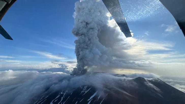 Las imágenes del volcán que entró erupción en Rusia después de 500 años tras una réplica del potente terremoto de la semana pasada